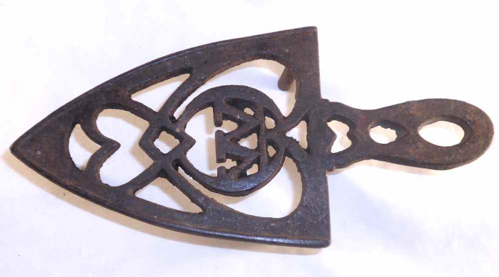 Dutch oven trivet with two sets of legs